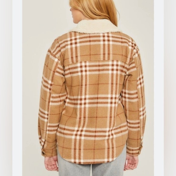 Tan Plaid Shacket with Sherpa Lining and Collar Size Medium - Picture 2 of 7